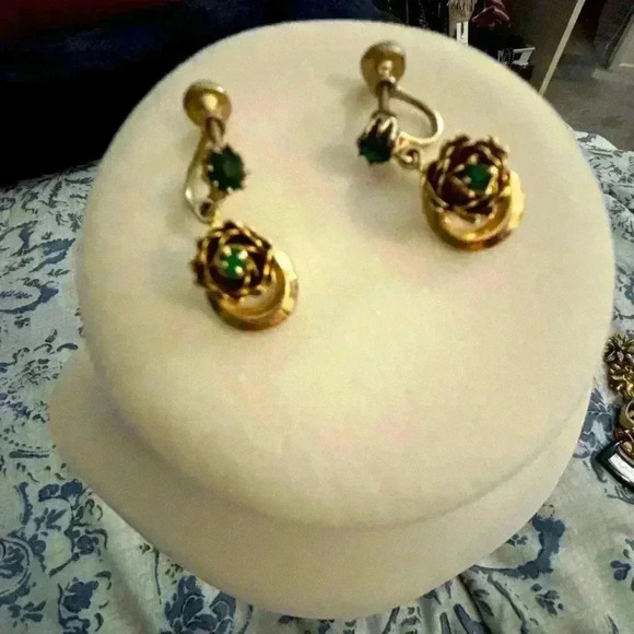 Vintage gold/green non piercing screw back earring - Picture 3 of 3